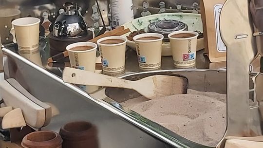 Chełm. Parzenie kawy z tygielka w piachu (Foto: Anna Wyczyńska)