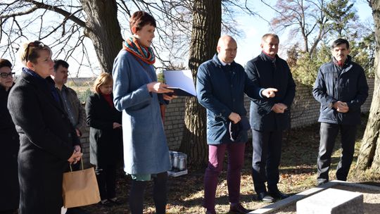 „Młodzi spadkobiercy pamięci” odwiedzili groby w Fajsławicach