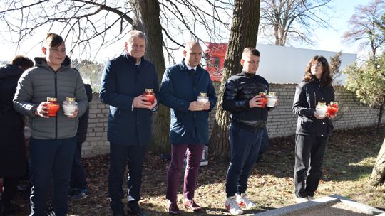 „Młodzi spadkobiercy pamięci” odwiedzili groby w Fajsławicach