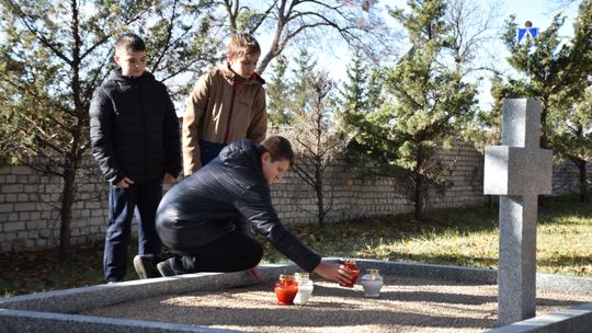 „Młodzi spadkobiercy pamięci” odwiedzili groby w Fajsławicach