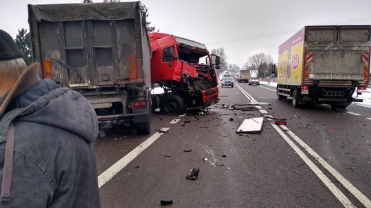 Karambol w Wólce Orłowskiej. Zderzenie seata i dwóch ciężarówek [FOTO]