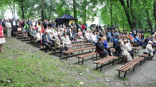 Archiwalne zdjęcie podczas jednej z imprez plenerowych przedstawiający ławki na widowni