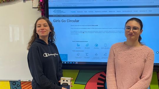 Uczestniczki projektu „Girls go circular” pozują do zdjęcia z nagrodą dla szkoły - tablicą interaktywną