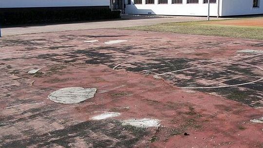 Zniszczona powierzchnia boiska do koszykówki wymaga gruntownego odnowienia