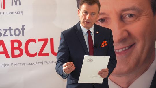 Poseł Krzysztof Grabczuk na zwołanej przez siebie konferencji