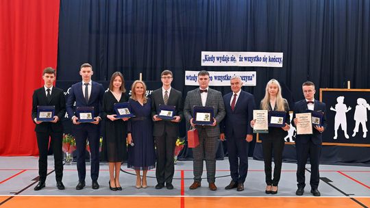 W II LO poza Mikołajem nominowanych zostało sześcioro innych uczniów: Amelia Magier, Dominika Skrzypek, Igor Bukowski, Szymon Karpiński, Wojciecha Pitucha i Maksymilian Rzemiński.