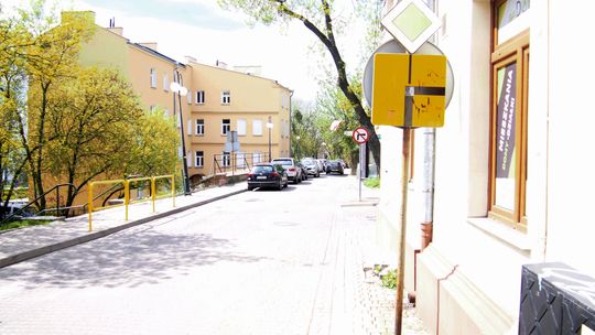 Skręt w prawo z tego miejsca na ul. Uściługskiej będzie od 9 maja zabroniony (z wyjątkiem rowerzystów)