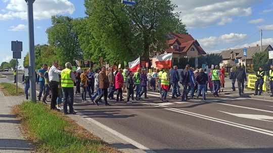 Mieszkańcy nie ustępują ws. linii do CPK. Ponownie blokowali przejazd krajówką