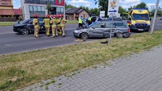 W sobotnie południe (3 czerwca) w pobliżu wiaduktu na al. Armii Krajowej doszło do kolizji audi i volkswagena