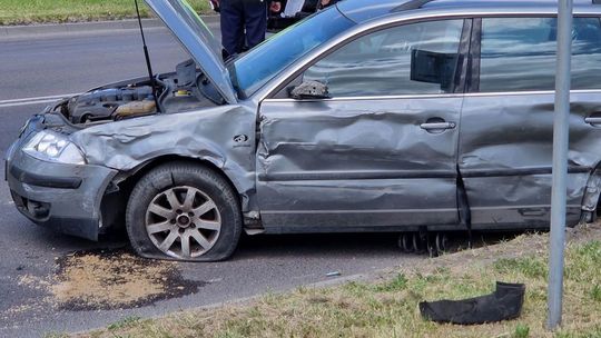 W sobotnie południe (3 czerwca) w pobliżu wiaduktu na al. Armii Krajowej doszło do kolizji audi i volkswagena