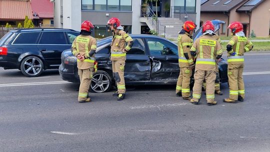 W sobotnie południe (3 czerwca) w pobliżu wiaduktu na al. Armii Krajowej doszło do kolizji audi i volkswagena