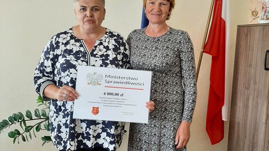 Wójt gminy Kraśniczyn przekazuje dotację dla KGW w Bończy