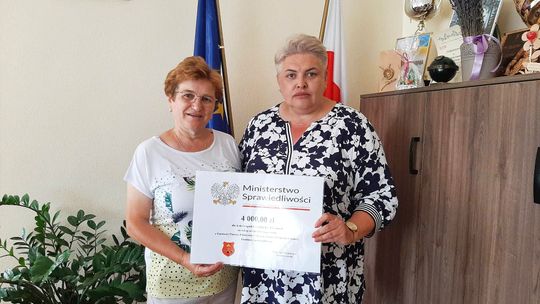 Wójt gminy Kraśniczyn przekazuje dotację dla KGW w Brzezinach