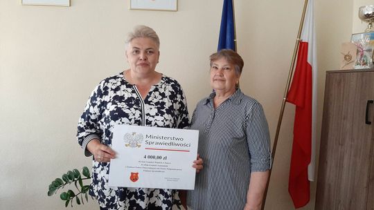 Wójt gminy Kraśniczyn przekazuje dotację dla KGW w Żułowie