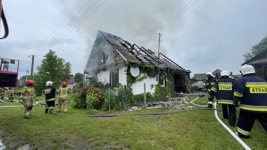 Pożar drewnianego domu w Żukowie (Fot. PSP Włodawa)