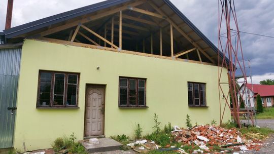 Świetlica wiejska w Bzowcu zyskuje nowy, dwuspadowy dach i modernizację instalacji elektrycznej