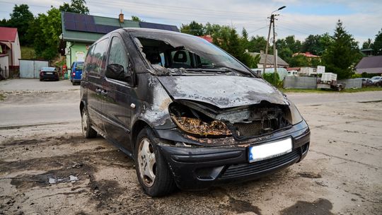 Ze wstępnych ustaleń wynika, że przyczyną pożaru było zwarcie instalacji elektrycznej w komorze silnikowej pojazdu.