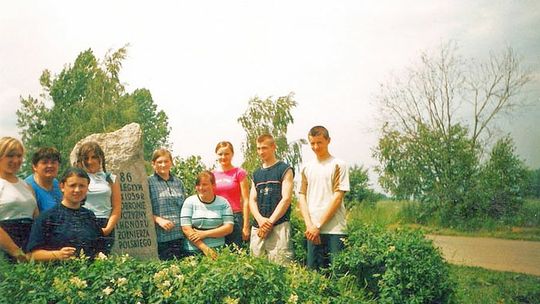 Doraźne prace porządkowe wykonywali jedynie uczniowie szkoły w Małochwieju Dużym - tu w 2003 roku