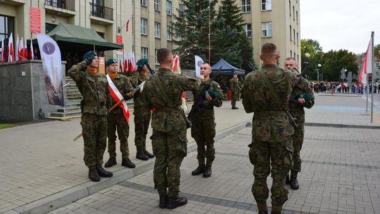 Chełm. Uroczysta przysięga żołnierzy dobrowolnej wojskowej służby zasadniczej i pokaz sprzętu wojskowego