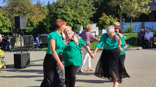 Chełm. Seniorzy bawią się na na skarpie przy Chełmskim Domu Kultury