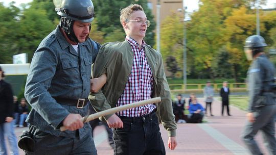 Chełm. Taka akcja przed chełmską biblioteką! Z udziałem młodzieży...