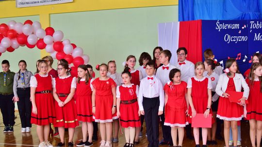 Gm. Wierzbica. Koncert patriotyczny w Szkole Podstawowej w Wierzbicy [GALERIA ZDJĘĆ]