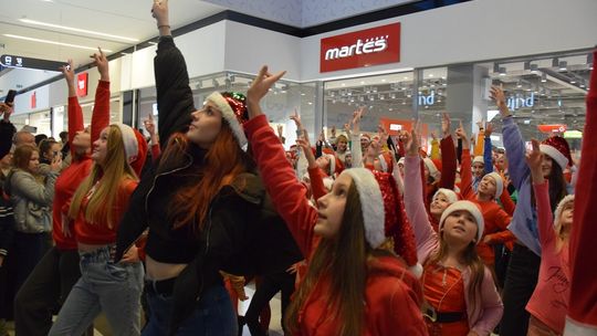 Chełm. Czegoś takiego jeszcze u nas nie było! Mikołajkowy flash mob w Galerii