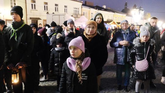 Chełm. Wigilia na Placu Łuczkowskiego. Były życzenia, iluminacje i świąteczne potrawy...