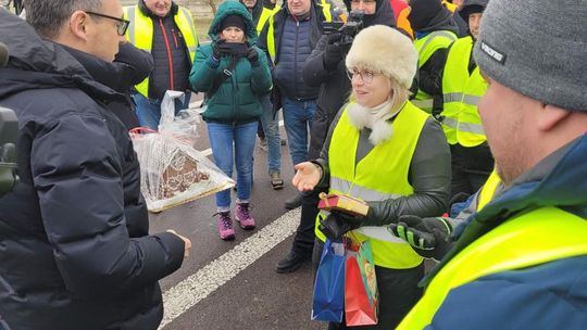 Dorohusk. Minister Infrastruktury spotkał się z protestującymi przewoźnikami i podzielił opłatkiem