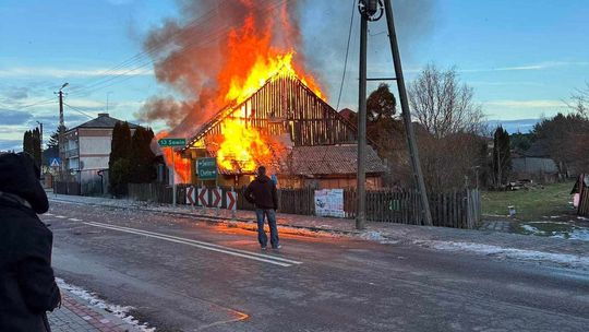 Ruda-Huta. Pożar mieszkania w wielorodzinnym budynku. Poparzony 92-latek w szpitalu