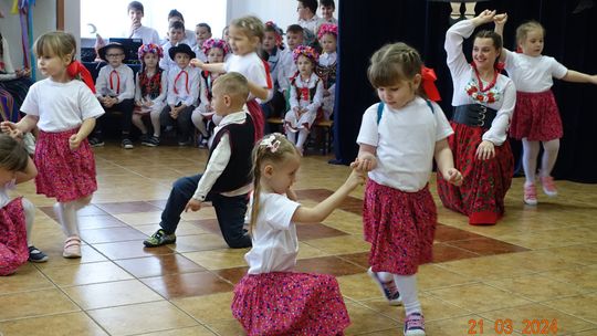 Przedszkolaki i uczniowie ze Szkoły Podstawowej w Żukowie obchodzili pierwszy dzień wiosny (GALERIA)