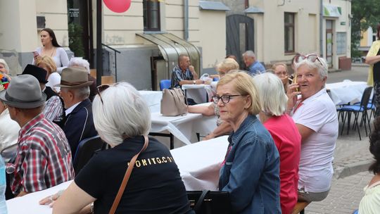 Chełmska biesiada seniorów  "Na ludową nutę z wiankiem w tle" [GALERIA ZDJĘĆ]