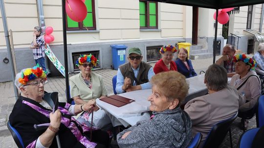 Chełmska biesiada seniorów  "Na ludową nutę z wiankiem w tle" [GALERIA ZDJĘĆ]