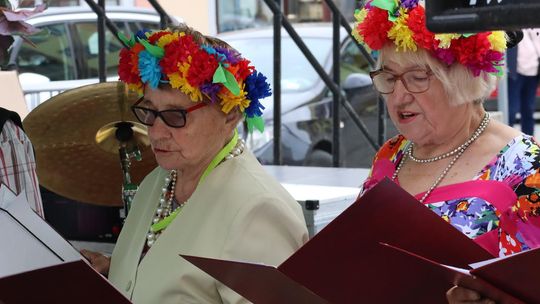 Chełmska biesiada seniorów  "Na ludową nutę z wiankiem w tle" [GALERIA ZDJĘĆ]