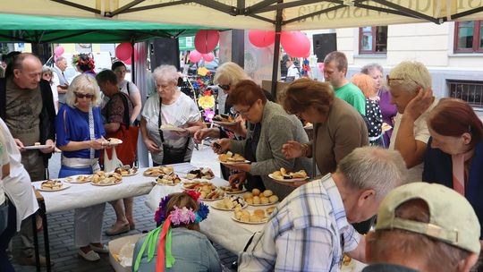 Chełmska biesiada seniorów  "Na ludową nutę z wiankiem w tle" [GALERIA ZDJĘĆ]