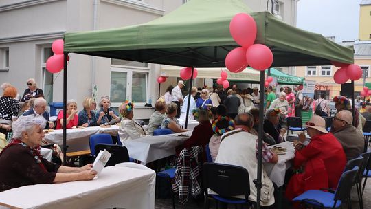 Chełmska biesiada seniorów  "Na ludową nutę z wiankiem w tle" [GALERIA ZDJĘĆ]