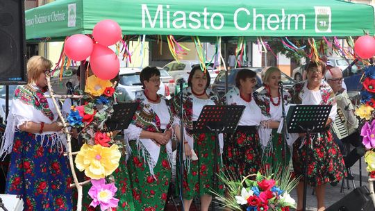 Chełmska biesiada seniorów  "Na ludową nutę z wiankiem w tle" [GALERIA ZDJĘĆ]
