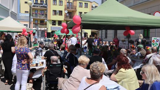 Chełmska biesiada seniorów  "Na ludową nutę z wiankiem w tle" [GALERIA ZDJĘĆ]