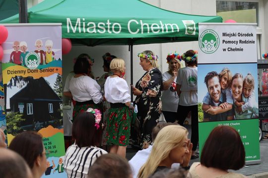 Chełmska biesiada seniorów  "Na ludową nutę z wiankiem w tle" [GALERIA ZDJĘĆ]