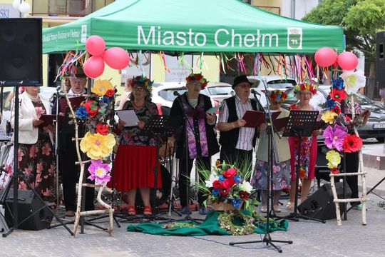 Chełmska biesiada seniorów  "Na ludową nutę z wiankiem w tle" [GALERIA ZDJĘĆ]