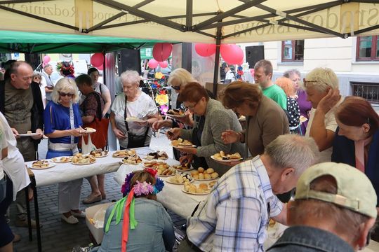 Chełmska biesiada seniorów  "Na ludową nutę z wiankiem w tle" [GALERIA ZDJĘĆ]