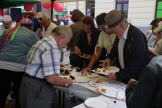 Chełmska biesiada seniorów  "Na ludową nutę z wiankiem w tle" [GALERIA ZDJĘĆ]
