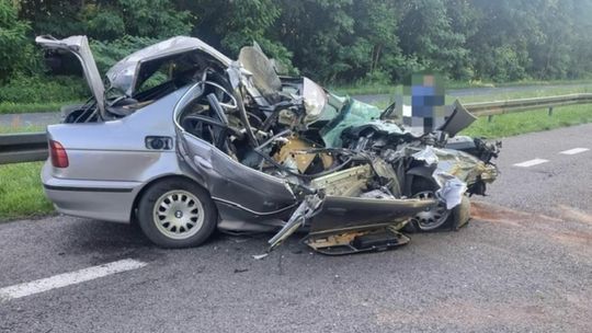 Zmiażdżone bmw. 26-letni kierowca zasnął za kierownicą [ZDJĘCIA]