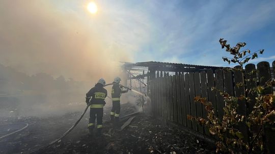 Gm. Wyryki. Spłonął garaż w Zahajkach. Duże straty [ZDJĘCIA]