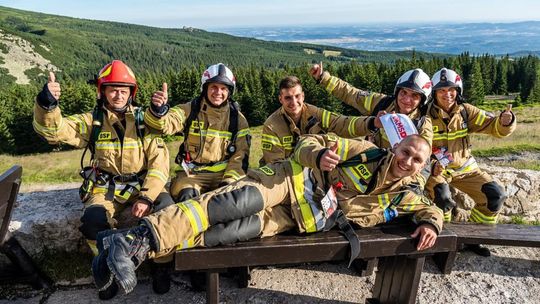 998 strażaków z całej Polski zdobyło szczyt Karkonoszy. Byli tam ochotnicy z Siedliszcza! [GALERIA ZDJĘĆ]