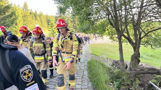 998 strażaków z całej Polski zdobyło szczyt Karkonoszy. Byli tam ochotnicy z Siedliszcza! [GALERIA ZDJĘĆ]