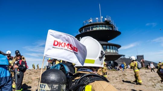 998 strażaków z całej Polski zdobyło szczyt Karkonoszy. Byli tam ochotnicy z Siedliszcza! [GALERIA ZDJĘĆ]