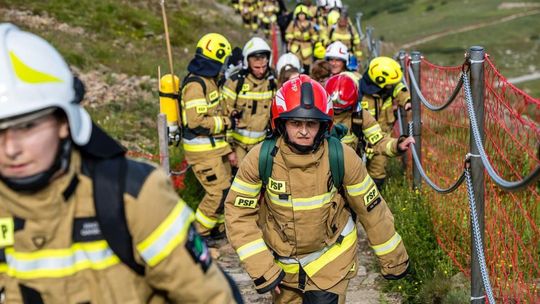 998 strażaków z całej Polski zdobyło szczyt Karkonoszy. Byli tam ochotnicy z Siedliszcza! [GALERIA ZDJĘĆ]