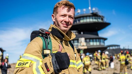 998 strażaków z całej Polski zdobyło szczyt Karkonoszy. Byli tam ochotnicy z Siedliszcza! [GALERIA ZDJĘĆ]