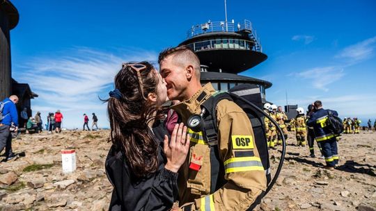 998 strażaków z całej Polski zdobyło szczyt Karkonoszy. Byli tam ochotnicy z Siedliszcza! [GALERIA ZDJĘĆ]